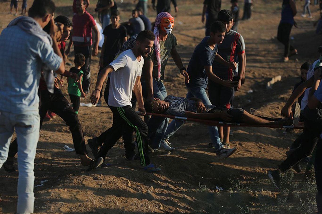 Zionist gangs injures dozen of Gazans protesting the Deal of the Century